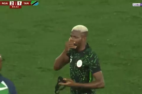 غضب واضح.. تصرف غريب من أوسيمين بعد تبديله في مباراة تنزانيا